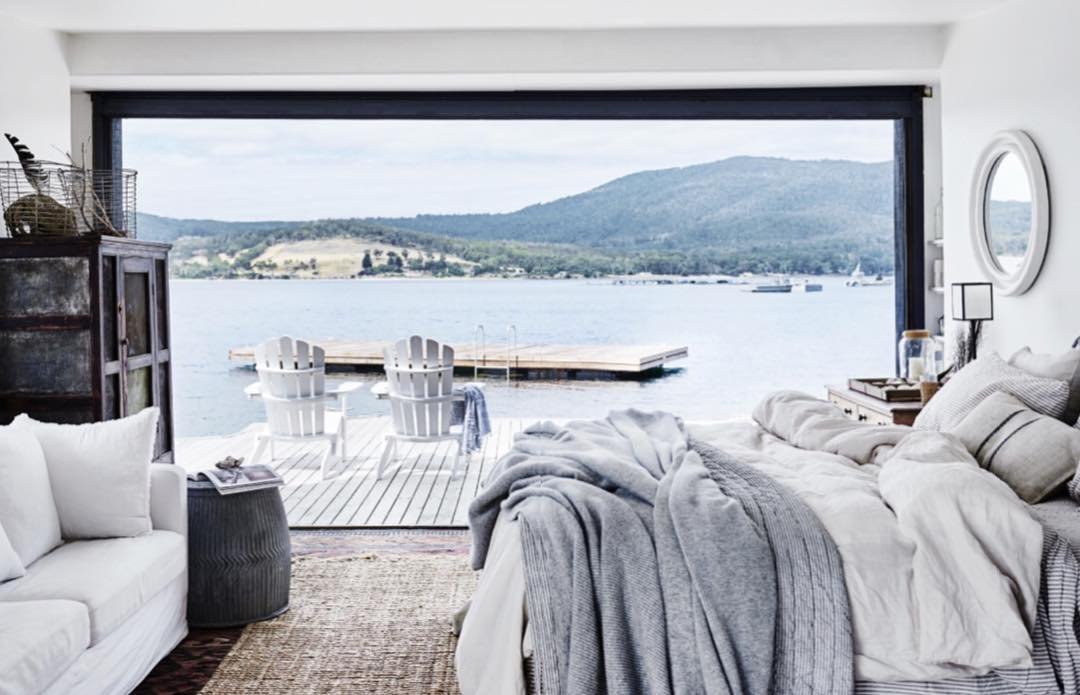 Satellite Island en su destino