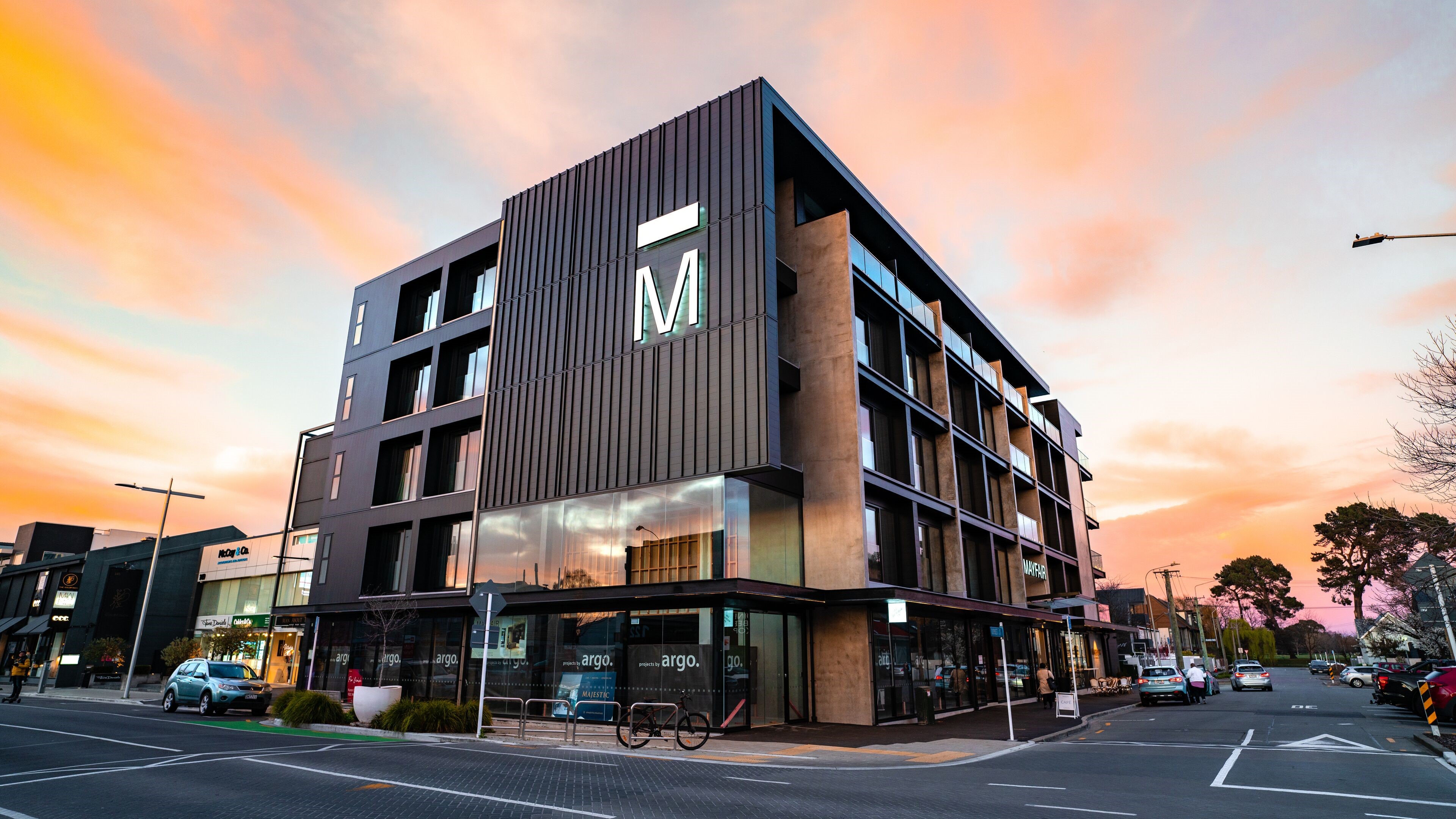 The Mayfair en su destino