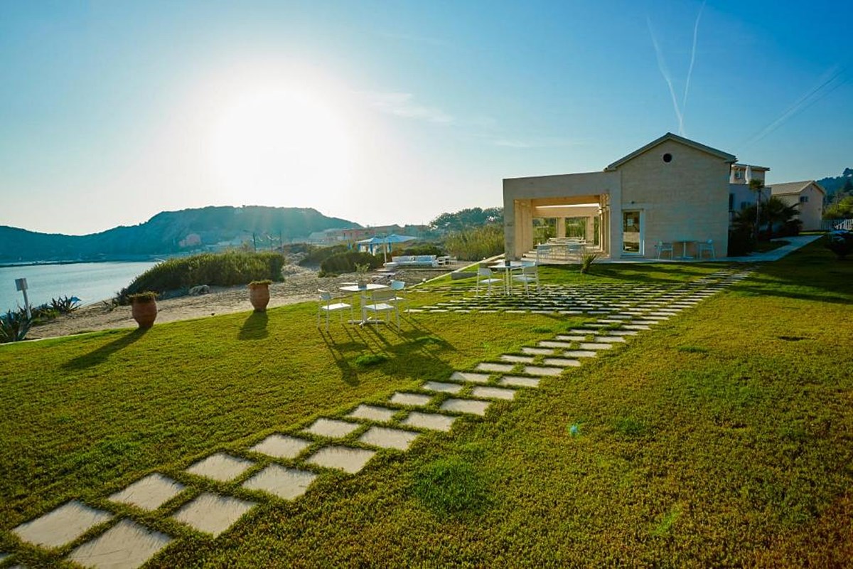 Acantha Boutique Hotel