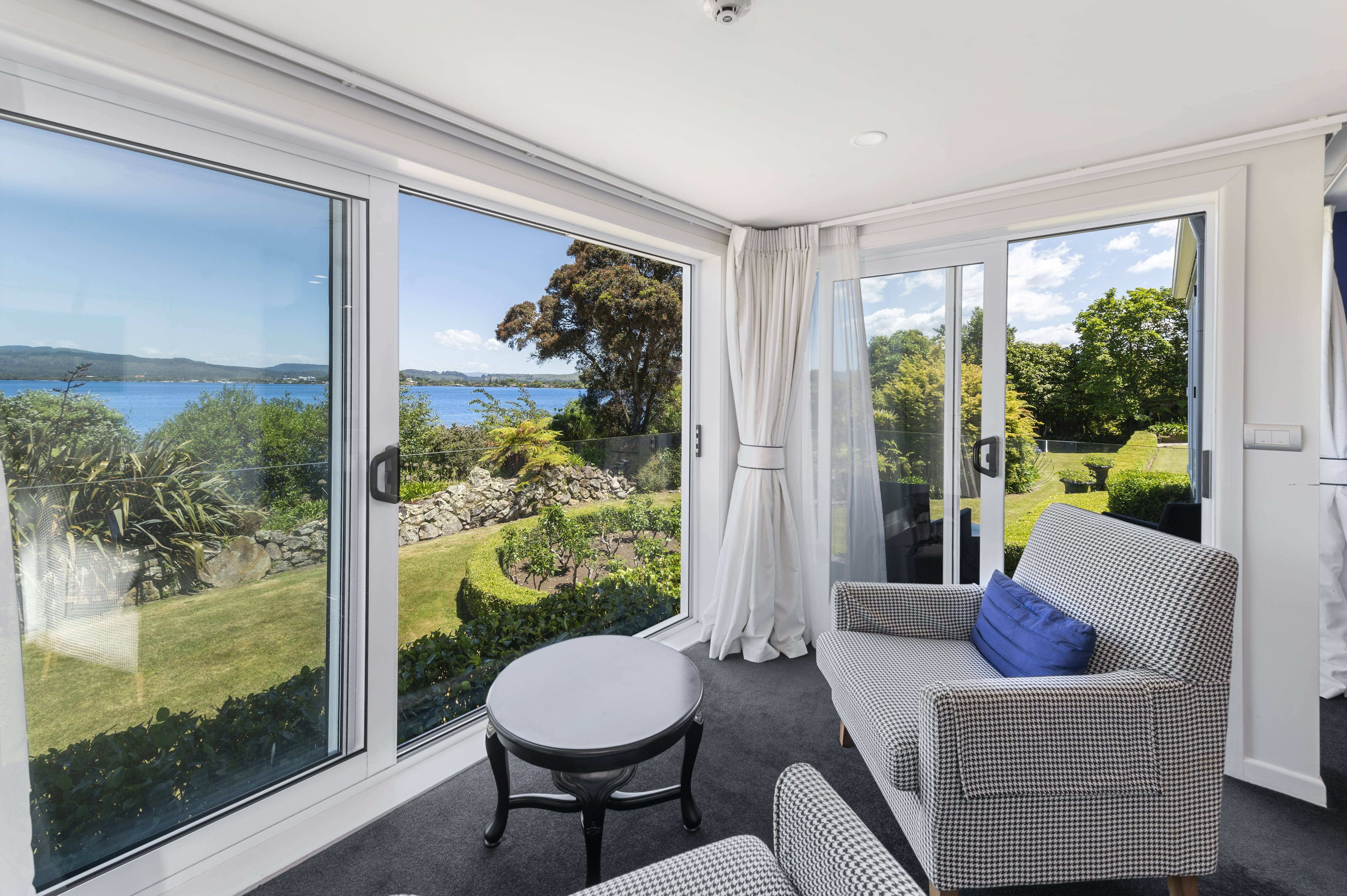 Black Swan Lakeside Boutique Hotel