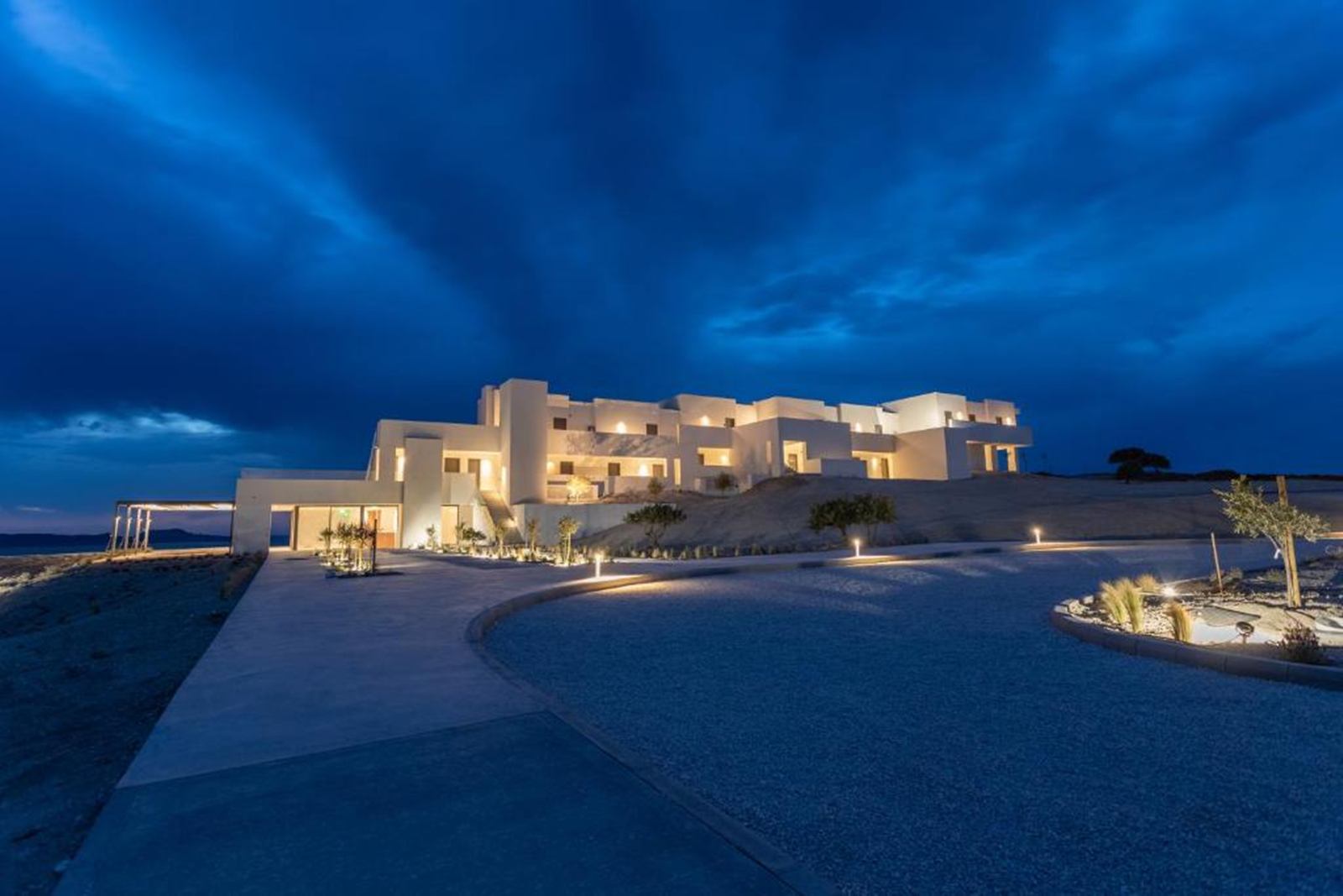 Domes White Coast Milos en su destino